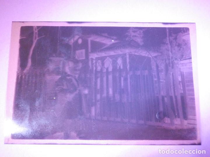 Fotografia antica: Negatipo de antigua fotografia - 90 x 60 mm. - Ni&ntilde;o y al fondo alg&uacute;n edificio singular -