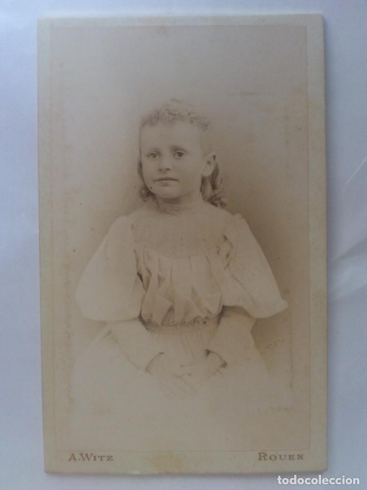 Fotografia antica: ANTIGUA FOTOGRAFIA DE ESTUDIO, NI&Ntilde;A POSANDO, FOTOGRAFO A. WITZ. ROUEN, MEDIDAS 6,5X10 5 CM, A&Ntilde;OS 20
