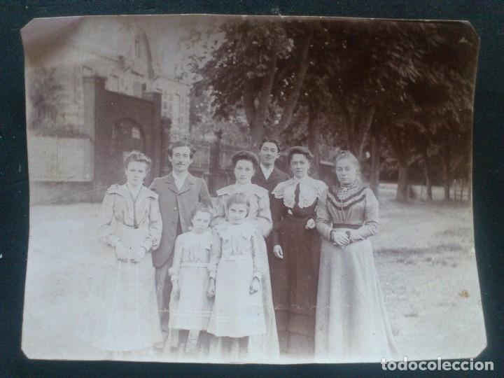 Fotografia antica: ANTIGUA FOTOGRAFIA FAMILIAR TOMADA EN LA CALLE, LOS NOMBRES ESTAN POR DETRAS, MEDIDAS 11 X 8,5 CM