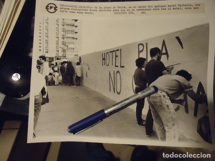 Fotograf&iacute;a antigua: fotografia cadiz 1988 playa  solar hotel victoria ecologistas en contra de la construccion del hotel