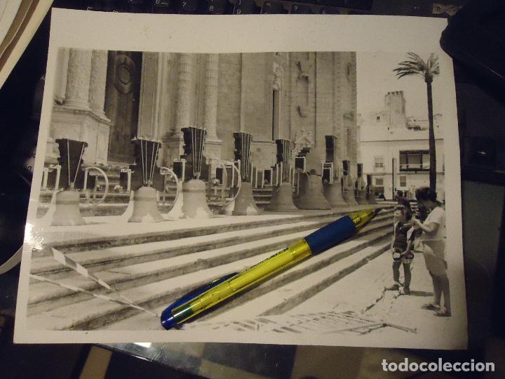 Antique Photography: fotografia cadiz antigua - catedraL con las campanas a pie de calle - en el suelo
