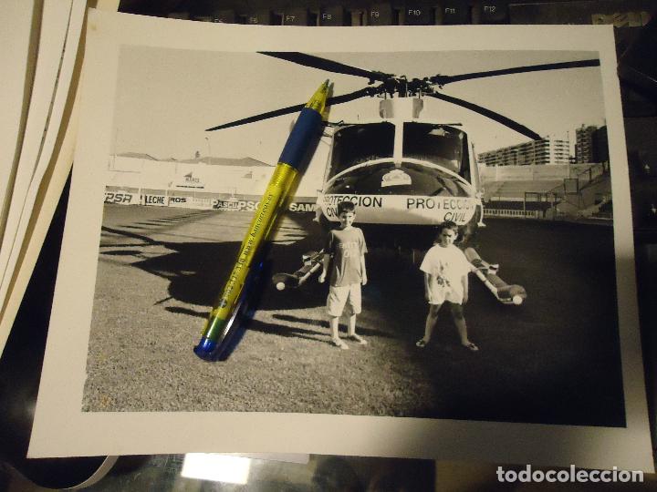 Alte Fotografie: fotografia cadiz - helicoptero de proteccion civil aterrizado en estadio de futbol ramon de carranza