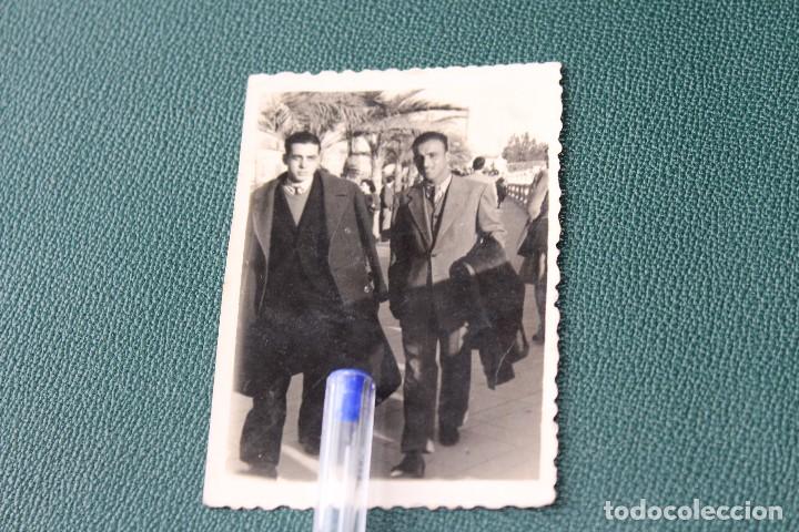 Fotografia antiga: ANTIGUA FOTOGRAFIA JOVENES CHICOS PASEANDO FOTOS REINALDO MURCIA