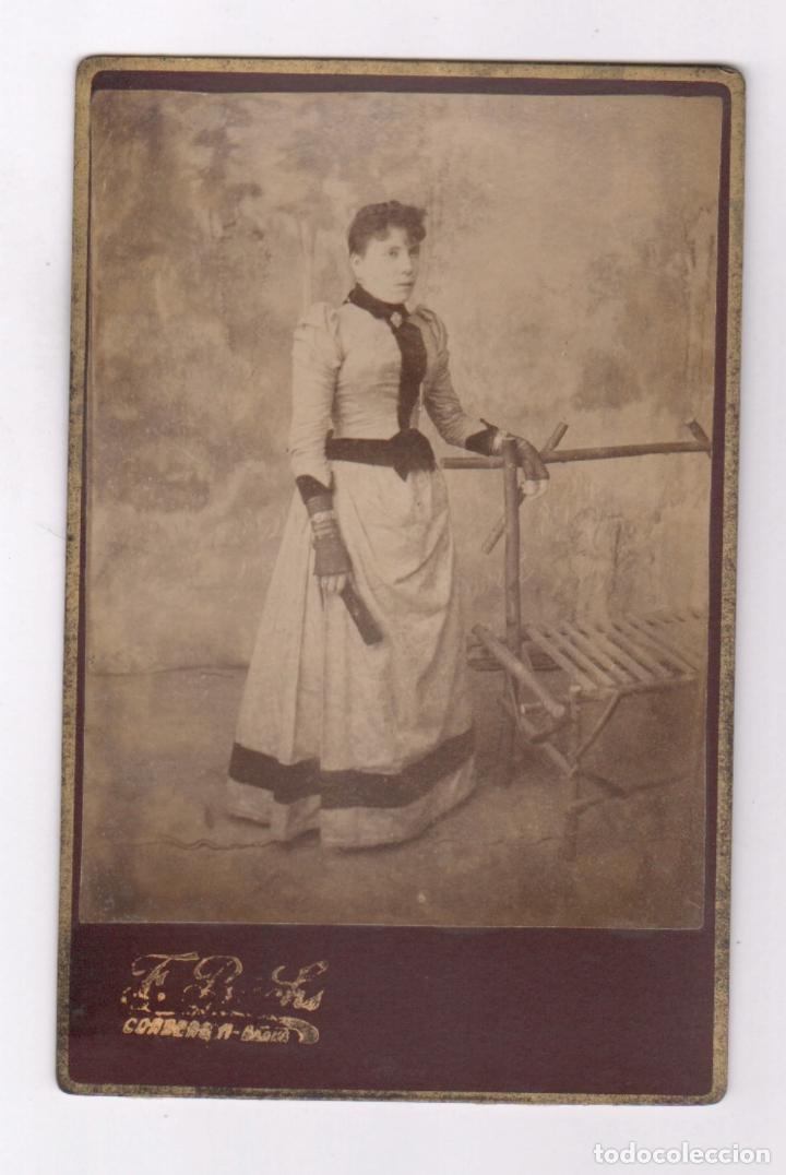 Fotografia antica: RETRATO CABINET DE MUJER, FOT&Oacute;GRAFO POR IDENTIFICAR, VER TEXTO ILEGIBLE. 11X16,5CM.
