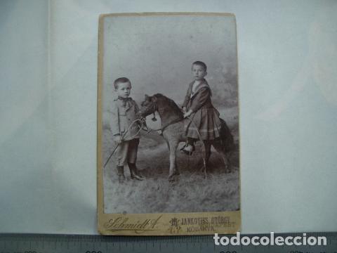 Fotograf&iacute;a antigua: FOTO DE GAB9NETE 13X18 ALB&Uacute;MINA VIARADA AL ORO DE NI&Ntilde;OS CON CABALLO DE CART&Oacute;N.