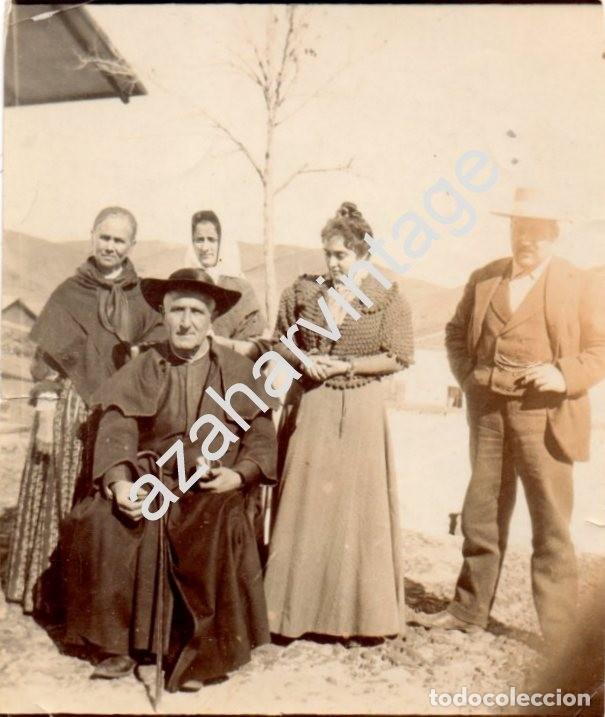 Fotografia antica: ALBUMINA COSTUMBRISTA, SIGLO XIX, SACERDOTE CON FAMILIA, 75X88MM