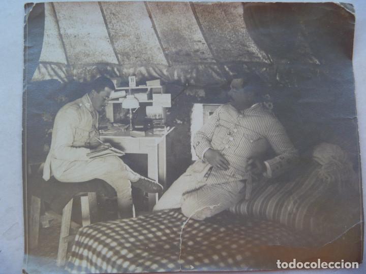Fotograf&iacute;a antigua: GUERRA DE AFRICA : CAPITAN DICTANDO A SU EMANUENCE , AMBOS DE RAYADILLO. INTERIOR TIENDA CAMPA&Ntilde;A