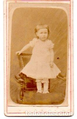 Antique Photography: ANTIGUA FOTOGRAFIA ,ALBUMINA , NI&Ntilde;A SOBRE SILLA. 11 X 7 CM.