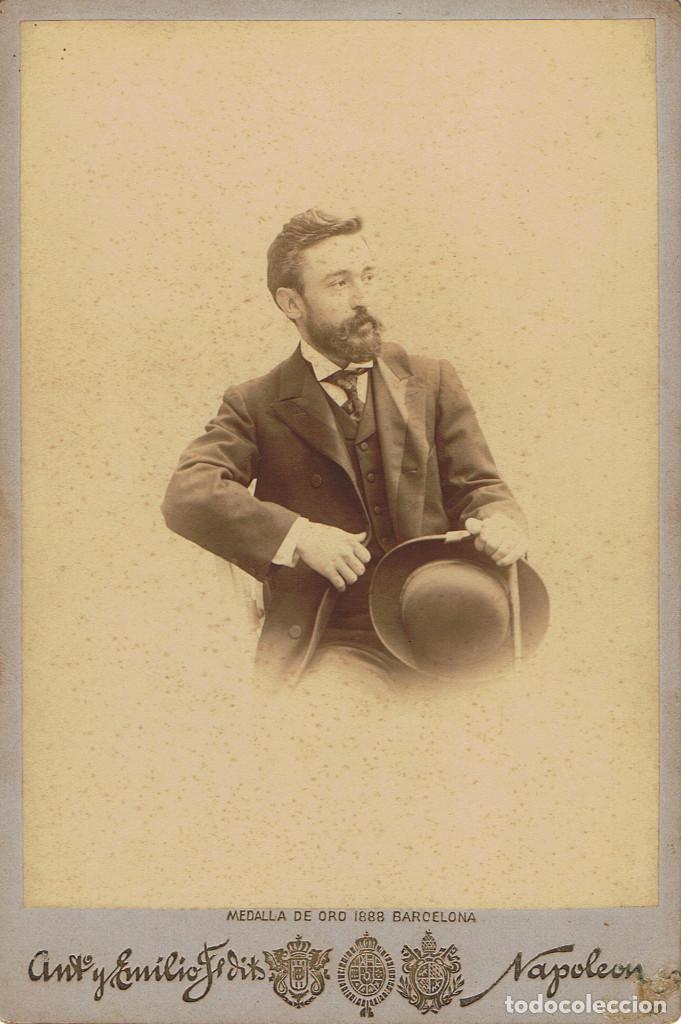 Fotografia antiga: FTO. CABINET. CABALLERO CON SOMBRERO DE BOMBIN EN MANO. CA.1890. FOT.: ANT Y EMILIO F.DITS NAPOLEON.