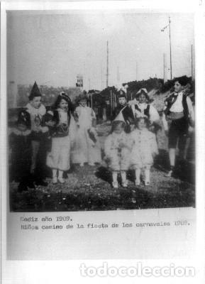Fotograf&iacute;a antigua: FOTO. REPRODUCCI&Oacute;N. NI&Ntilde;OS CAMINO DE LA FIESTA CARNAVALES 1909 CADIZ.  A-C-1866,3