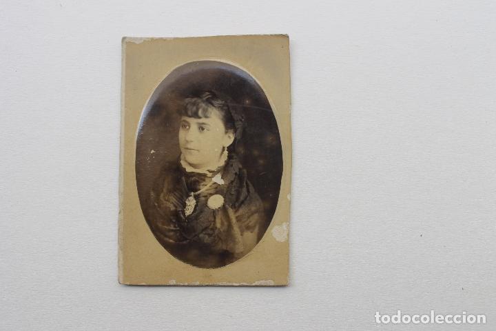 Fotografia antica: ANTIGUA FOTO SE&Ntilde;ORA CON JOYAS Y BROCHE, OVALADA, SIN FOTOGRAFO