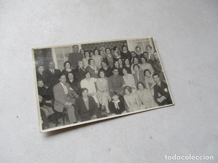 Fotografia antiga: ANTIGUA FOTOGRAF&Iacute;A, TARJETA POSTAL DE- GRUPO DE PERSONAS Y MILITARES-SAN SEBASTI&Aacute;N-8.5X13.5 CM.- S/F