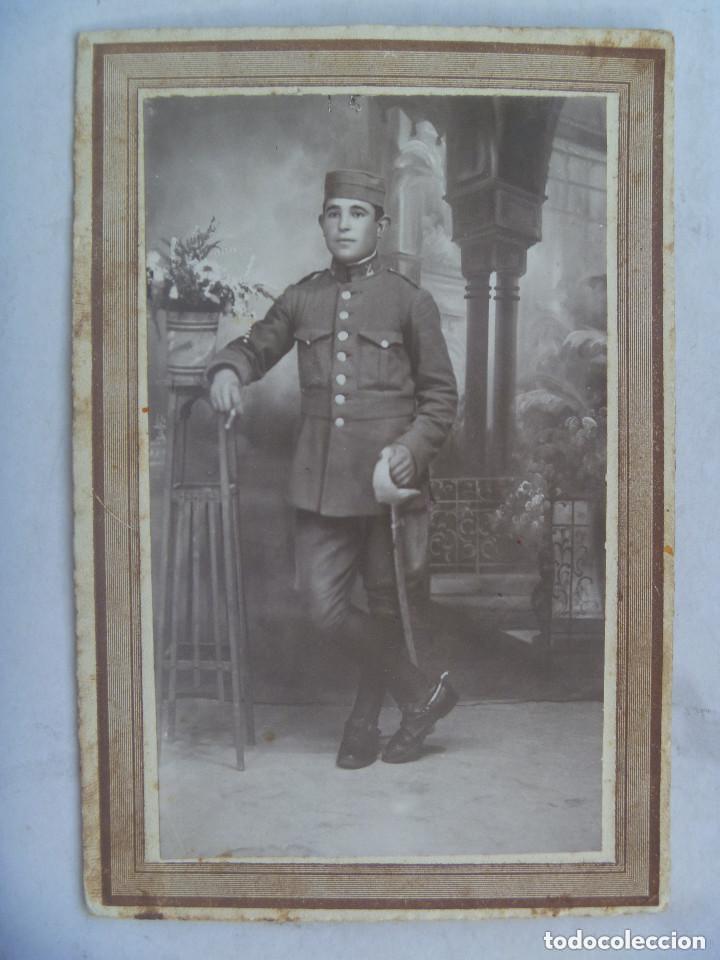 Fotograf&iacute;a antigua: FOTO DE ESTUDIO DE MILITAR DE CABALLERIA CON SABLE . DE LEMOS , ALCALA DE HENARES.