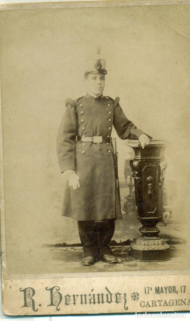 Fotografia antica: MILITAR. SOLDADO REGIMIENTO INFANTERIA ESPA&Ntilde;A 46 CARTAGENA. HACIA 1905.TIPO CABINET