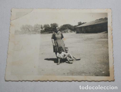 Fotograf&iacute;a antigua: FOTOGRAFIA ANTIGUA, NI&Ntilde;OS CON MADRE EN EL CAMPO O PUEBLO, ZONA DE EXTREMADURA, 10 DE JULIO DE 1960