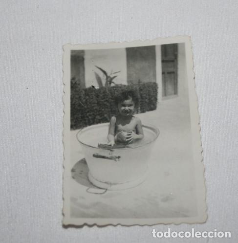 Alte Fotografie: FOTOGRAFIA ANTIGUA, NI&Ntilde;O O NI&Ntilde;A BA&Ntilde;ANDOSE EN UN BARRE&Ntilde;O, A&Ntilde;OS 30-40, FOTO