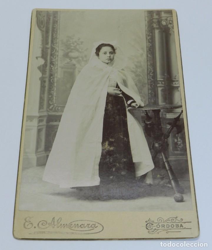 Fotografia antica: FOTOGRAFIA DE NI&Ntilde;A O JOVEN MUJER CON ELEGANTE VESTIDO, FOTO E. ALMENARA, CORDOBA, MIDE 21,5 X 12,7 C