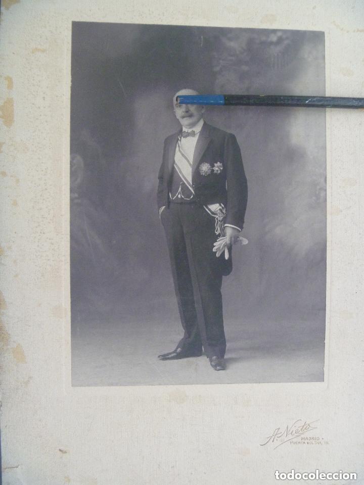 Antique Photography: ENORME RETRATO DE PERSONALIDAD CON BANDA, PLACAS MERITO CIVIL Y MILITAR. DE NIETO .. 24 X 33 CM