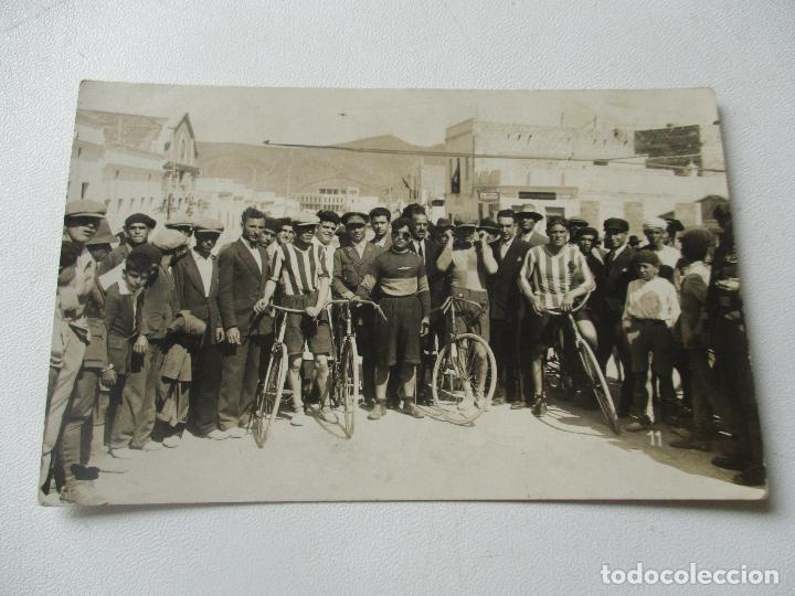 Fotografia antica: ANTIGUA FOTOGRAF&Iacute;A. CICLISTAS-S/F.- 8.5 X 13.7. CM.-TARJETA POSTAL