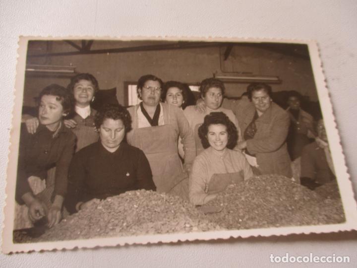 Fotografia antica: ANTIGUA FOTOGRAF&Iacute;A- S/F.- NI OTROS DATOS- MUJERES PELANDO ALMENDRAS?-8.5 X 13.5 CM.