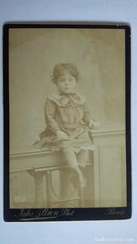 Fotografia antiga: ANTIGUA FOTOGRAFIA NI&Ntilde;A SENTADA, FOTOGRAFO JULES BRON, PARIS PRINCIPIOS DE SIGLO, MEDIDAS 11X16,5 CM