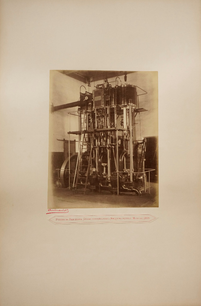 Fotografia antiga: Puerto de Barcelona, gruas hidr&aacute;ulicas - maquina motriz, mayo 1888. Foto: Pau Audouard.