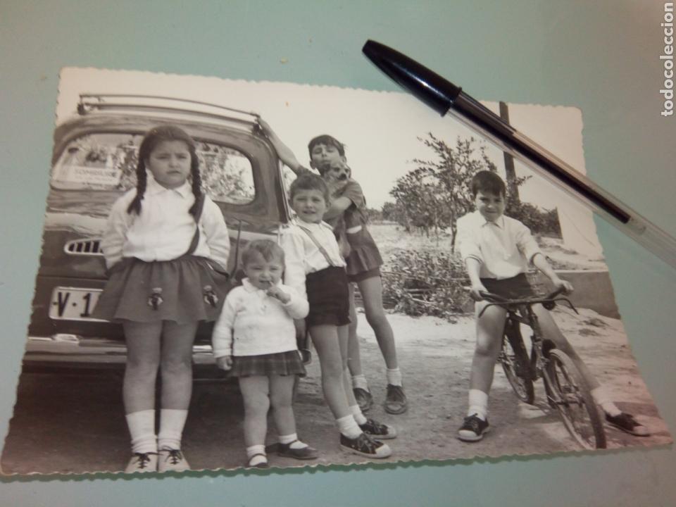 Fotograf&iacute;a antigua: Antigua foto ni&ntilde;os con bicicleta y coche tradicional 1970