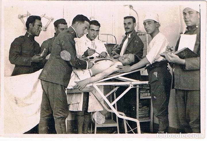 Fotograf&iacute;a antigua: GUERRA DE AFRICA. A&Ntilde;OS 30. HOSPITAL MILITAR. INTERVENCION QUIRURGICA