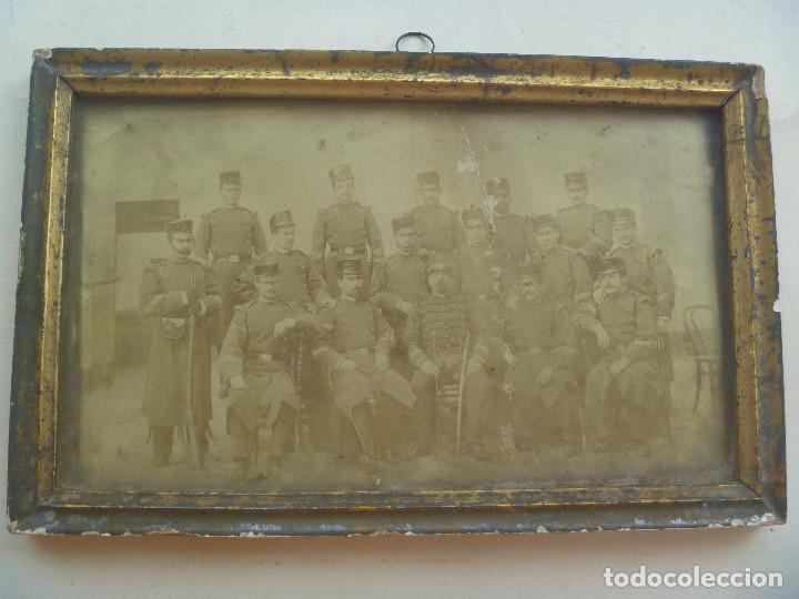 Fotograf&iacute;a antigua: FOTO CAZADORES DE INFANTERIA SIGLO XIX , OFICIAL CON LEOPOLDINA, BASTON Y SABLE. ENMARCADA