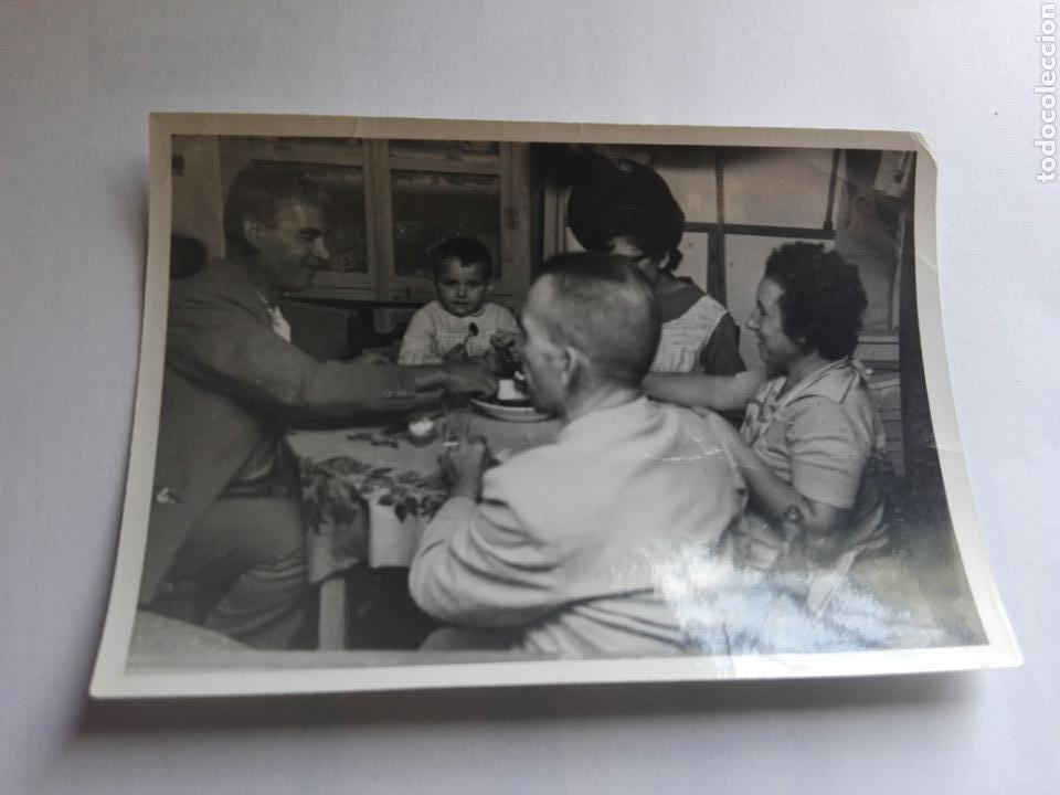 Fotografia antica: Fotografia familia unida en la mesa comiendo cocina a&ntilde;os 60 Espa&ntilde;a