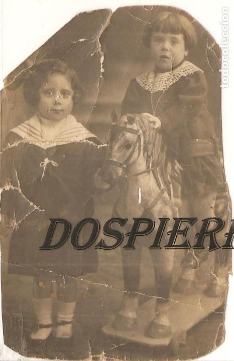 Fotografia antica: ANTIGUA FOTO, NI&Ntilde;AS CON CABALLITO DE CART&Oacute;N, 8X13, RECORTADA Y BASTANTE DETERIORADA