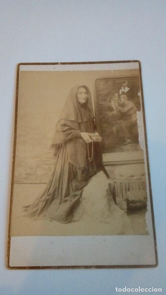Fotograf&iacute;a antigua: FOTOGRAFIA ANTIGUA RETRATO DE MUJER CON ROSARIO Y MISAL 16,5 CMS. DE ALTO X 10,5 DE ANCHO