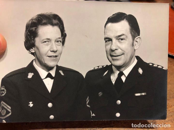 Alte Fotografie: FOTO PAREJA MILITAR - MEDIDA 12,5X9 CM - A&Ntilde;O 1977
