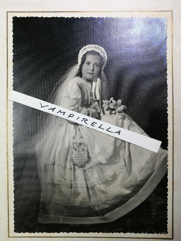 Fotografia antiga: NI&Ntilde;A PRIMERA COMUNION EUCARISTIA.. GRANDE CARTON&Eacute; CON TAPAS FOTO ESTUDIO PACO .vilafranca penedes