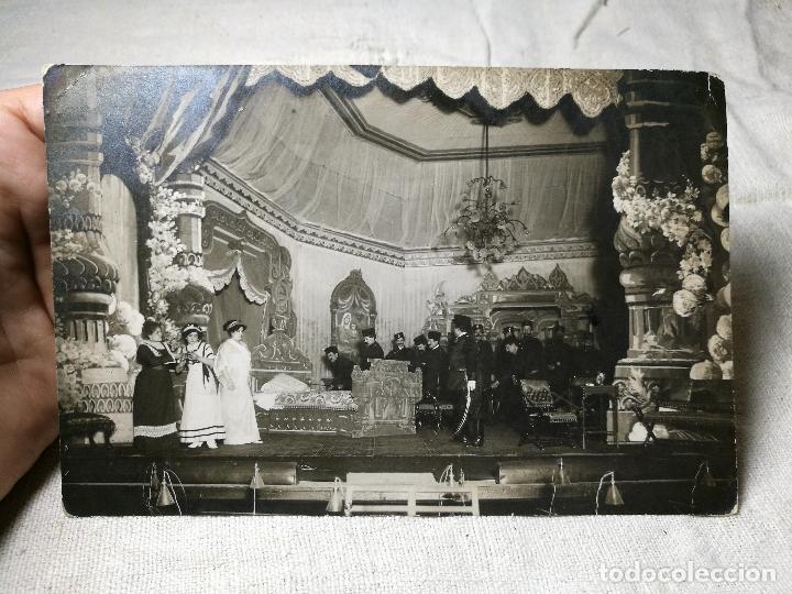Fotografia antica: ESCENA DE TEATRO. FOTOGRAF&Iacute;A EN ALBUMINA. ESPA&Ntilde;A. circa 1910-20 CON REPARTO EN REVERSO