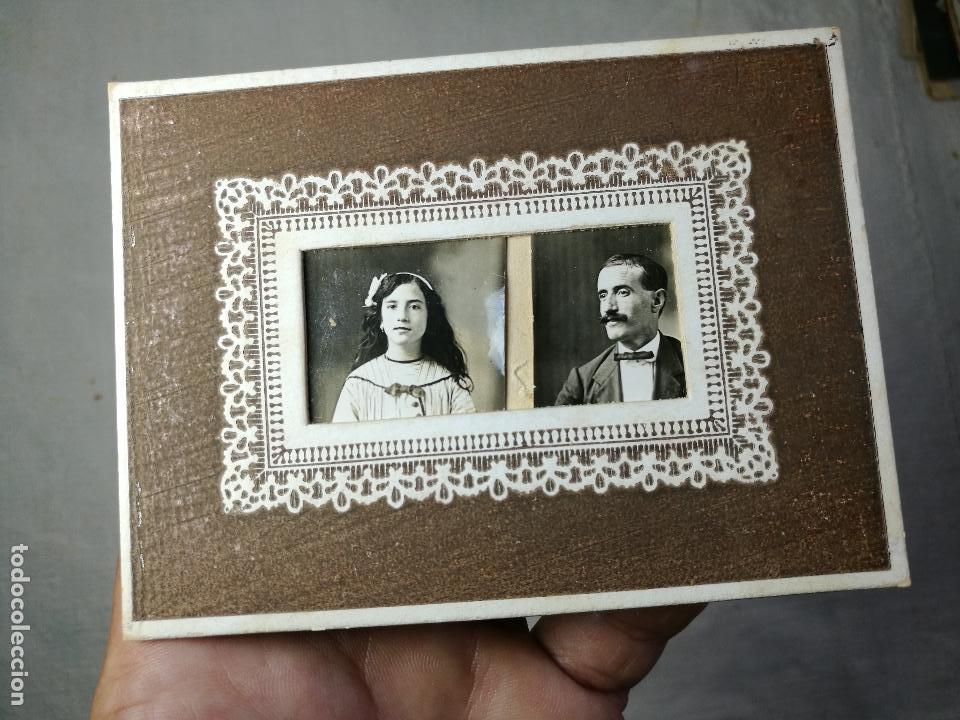 Fotografia antica: FOTOGRAFIA DOBLE ESTUDIO NI&Ntilde;A Y VARON SOBRE MARCO RELIEVE CARTON CON ABERTURA .11 X 8.-