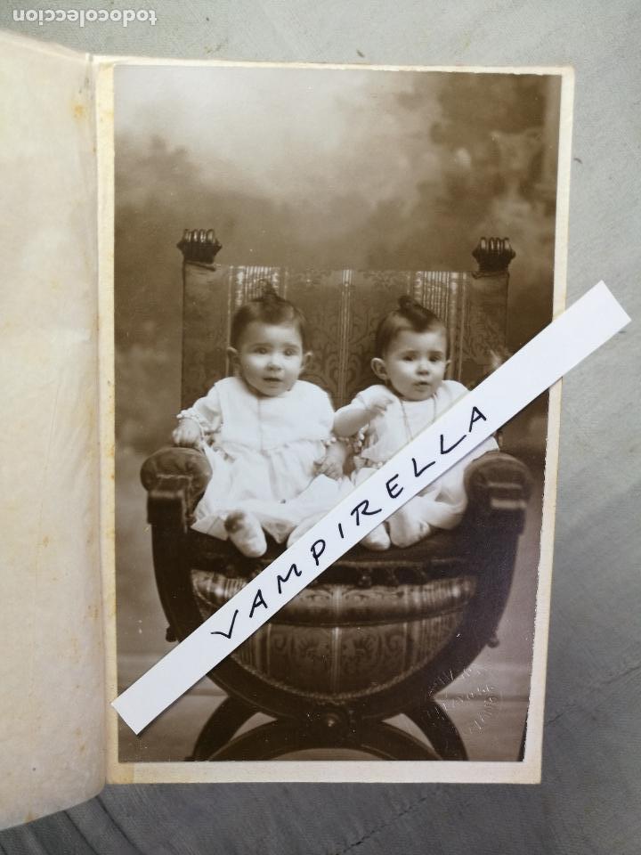 Fotografia antiga: FOTOGRAFIA ESTUDIO NI&Ntilde;AS .GEMELOS. TARJETA POSTAL CON CUBIERTAS . FOT .ERNEST.BARCELONA