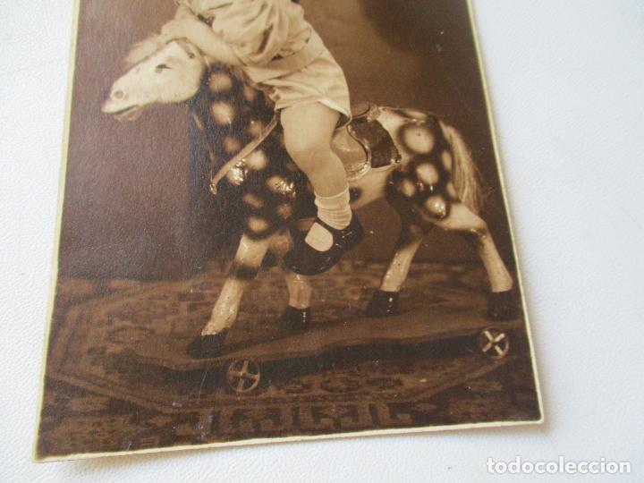 Fotograf&iacute;a antigua: ANTIGUA FOTOGRAF&Iacute;A: NI&Ntilde;O CON CABALLITO DE JUGUETE- S/F, NI OTROS DATOS- 13.3 X 8.6 CM.