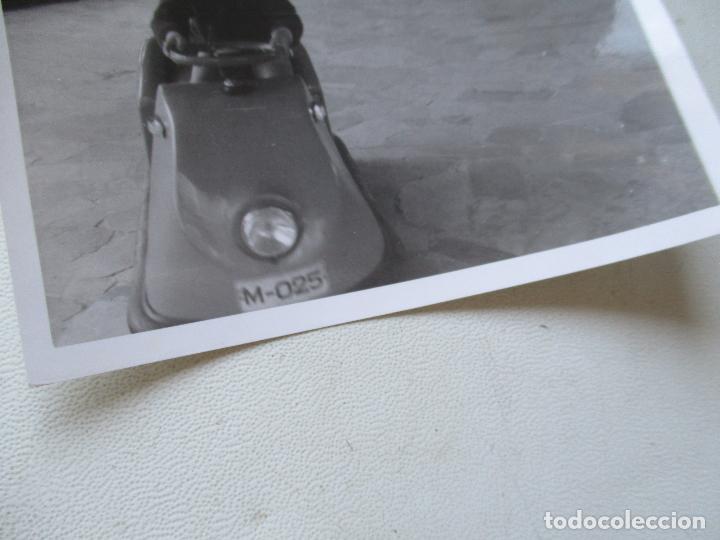 Fotograf&iacute;a antigua: ANTIGUA FOTOGRAF&Iacute;A DE:NI&Ntilde;O CON COCHE DE CHOQUE S/F, NI OTROS DATOS: 7.5 X 10.5 CM.