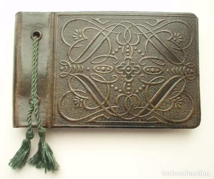 Fotograf&iacute;a antigua: &Aacute;LBUM PARA FOTOGRAF&Iacute;AS. SIGLO XIX. 24 HOJAS DE CARTULINA GRIS Y TAPAS DE PIEL GRABADA Y REPUJADA.