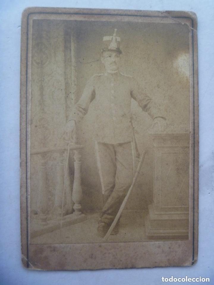 Fotograf&iacute;a antigua: FOTO DE ESTUDIO DE MILITAR DE CABALLERIA DEL SIGLO XIX. CON CHAC&Oacute; Y SABLE .