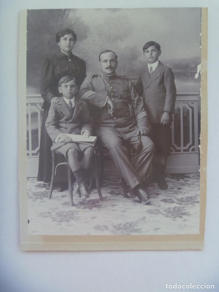 Alte Fotografie: BONITA FOTO DE ESTUDIO DE SARGENTO CARABINERO CON ESPADIN Y FAMILIA. ADRA, 1918 ..... 13 X 17 CM
