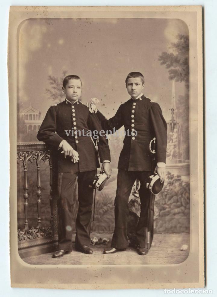Antique Photography: pareja de cadetes militares, foto cabinet sin datos. 10,5x15 cm.