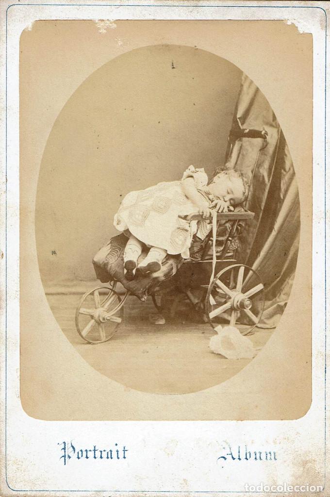 Antique Photography: FTO. RETRATO POST-MORTEM DE NI&Ntilde;A SOBRE EL COCHECITO.CA.1890. FOT.DESCONOCIDO.PROCED.:BARCELONA.