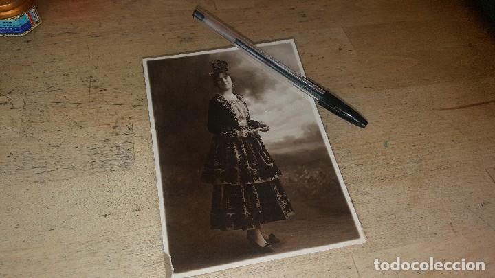 Alte Fotografie: Joven vestida con traje tipico espa&ntilde;ol, ignoro comunidad, pegada en carton rigido 15, 5 x 11 cm.