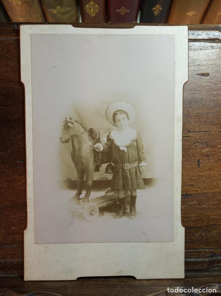 Fotografia antica: Fotograf&iacute;a Alb&uacute;mina. Ni&ntilde;o con caballo de juguete,.Fot&oacute;grafo desconocido. 16 x 11 cm.