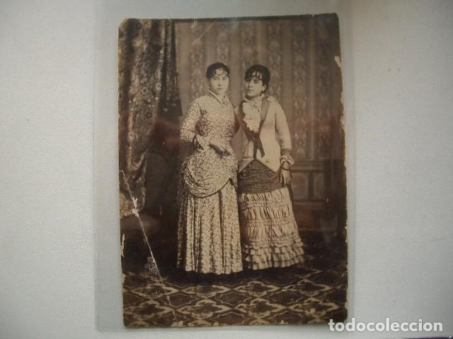 Fotografia antica: Alb&uacute;mina virado al oro de dos j&oacute;venes.