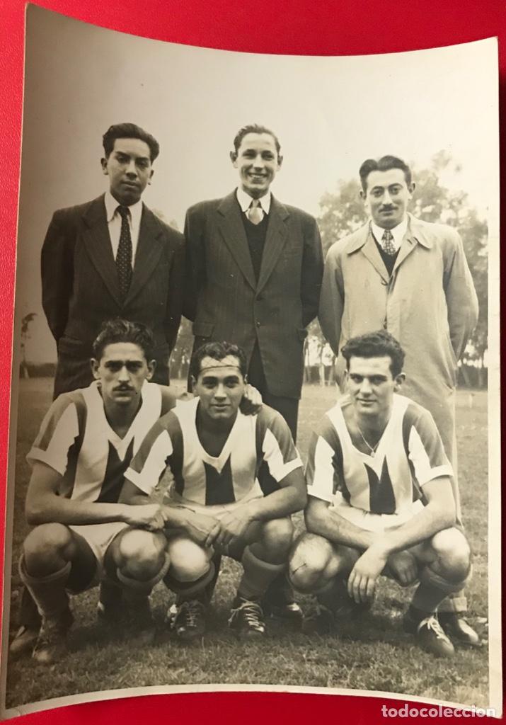 Fotografia antica: Fotograf&iacute;a futbolistas emigrantes de Panes (Asturias) a Chile - Partido de f&uacute;tbol - A&ntilde;o 1949
