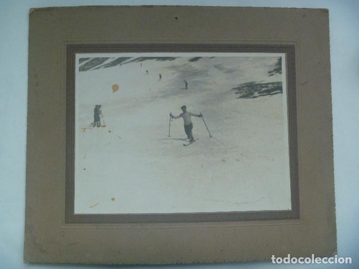 Fotografia antica: ENORME FOTO DE ESQUIADOR DESCENDIENDO UNA PENDIENTE, DE PRINCIPIOS DEL SIGLO ..... 27,5 X 33,5 CM