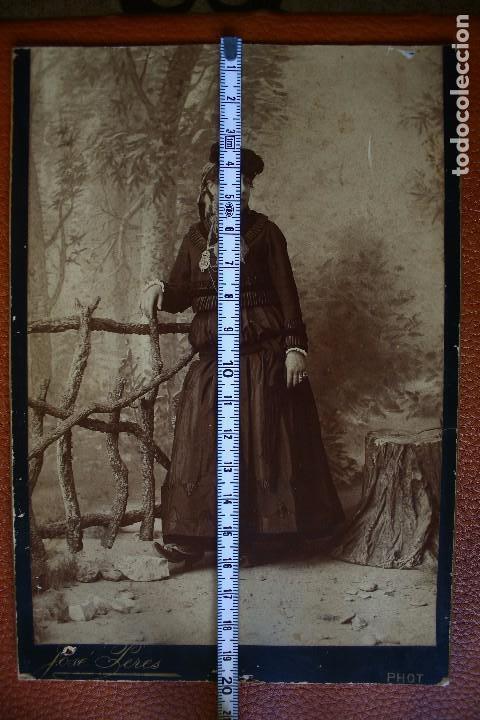Fotografia antiga: FOTO ALBUMINA-MUJER CON TRAJE REGIONAL O BODA-LUCIENDO GRAN COLLARADA